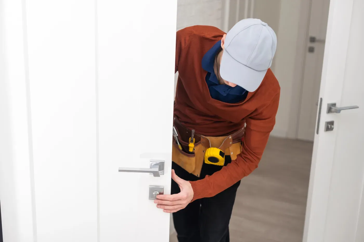 Pose d'une serrure et d'une poignée sur une porte d'immeuble (94140)