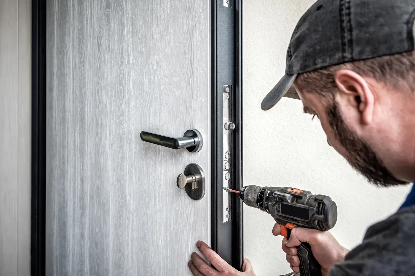 Technicien intervenant sur un accès de copropriété à Alfortville